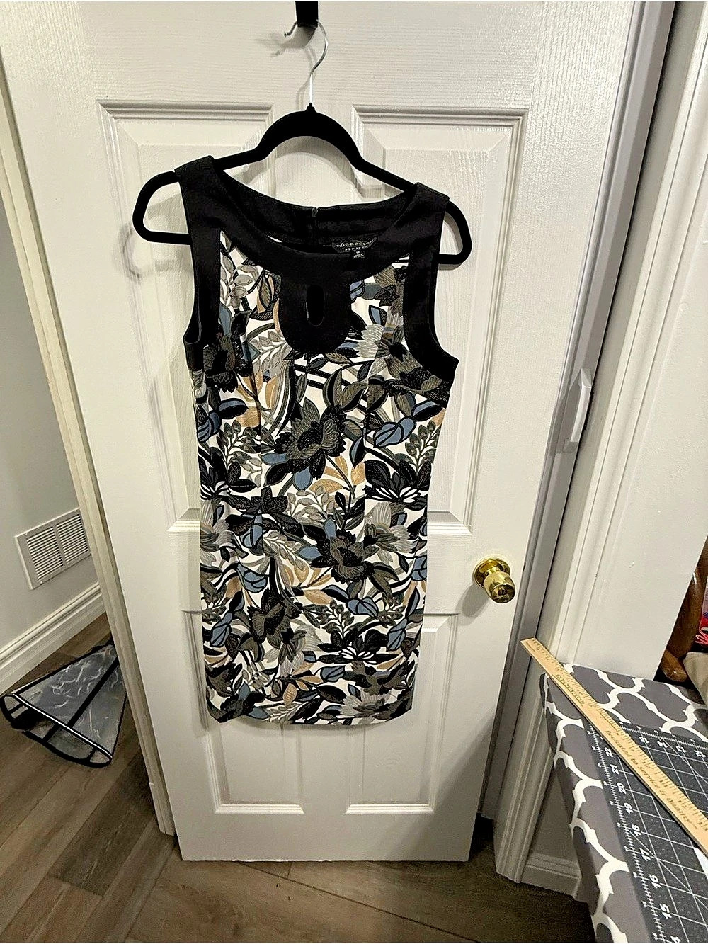 Connected Apparel Floral Keyhole Sheath Dress Floral Sleeveless Top in Black &